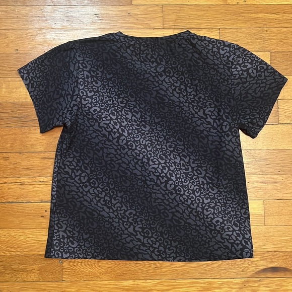 Bandier All Access Studio Stretch Crop Tee in Snow Leopard, size Small - Picture 9 of 9